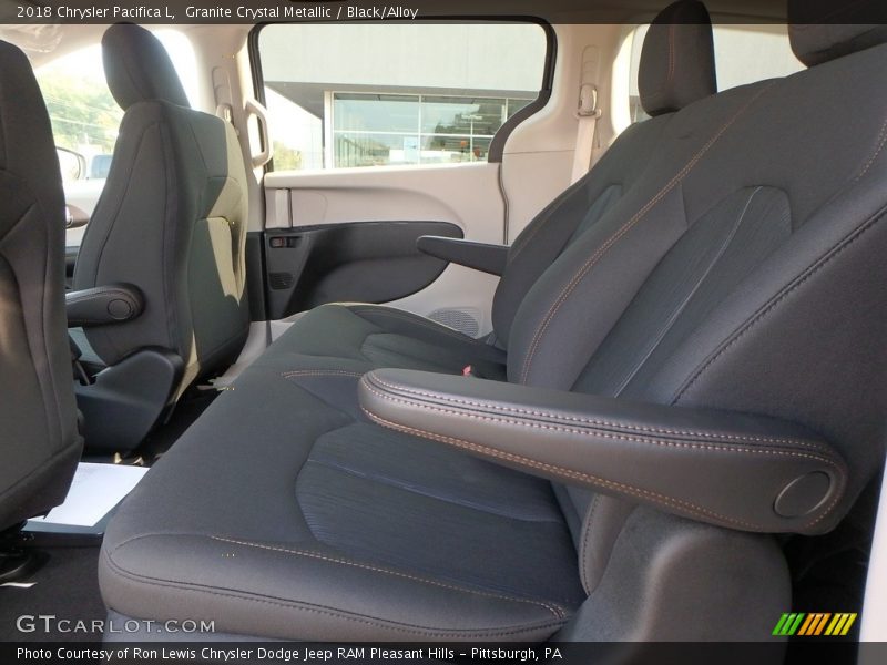 Granite Crystal Metallic / Black/Alloy 2018 Chrysler Pacifica L