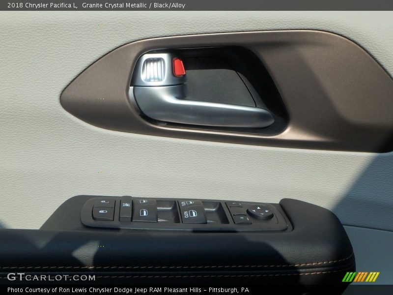 Granite Crystal Metallic / Black/Alloy 2018 Chrysler Pacifica L