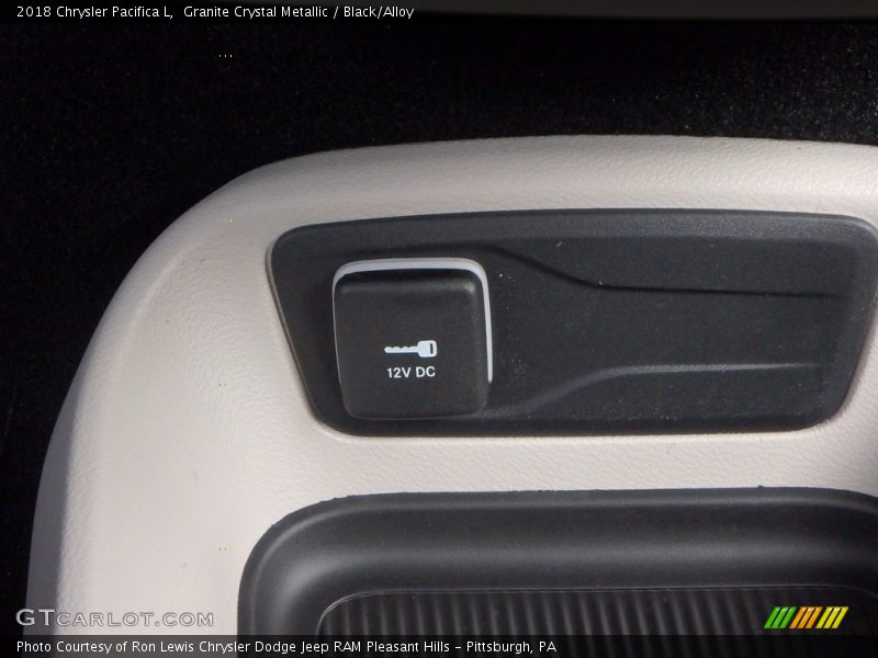 Granite Crystal Metallic / Black/Alloy 2018 Chrysler Pacifica L