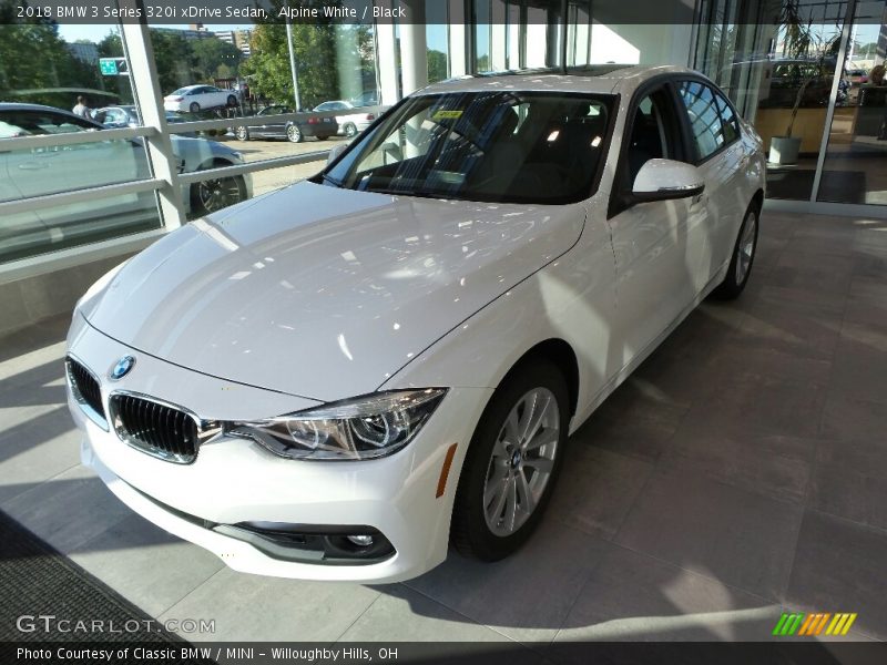 Front 3/4 View of 2018 3 Series 320i xDrive Sedan