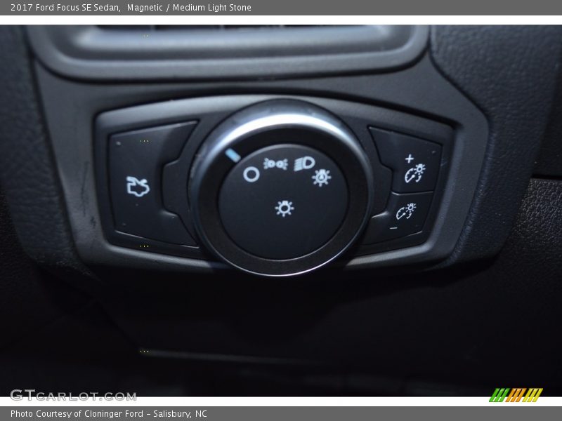 Magnetic / Medium Light Stone 2017 Ford Focus SE Sedan