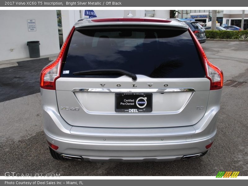 Bright Silver Metallic / Off Black 2017 Volvo XC60 T5 Inscription