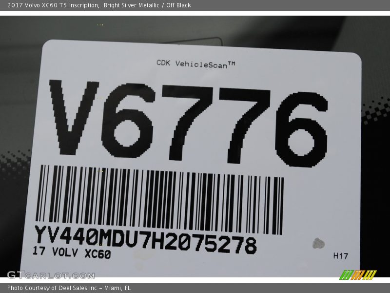 Bright Silver Metallic / Off Black 2017 Volvo XC60 T5 Inscription