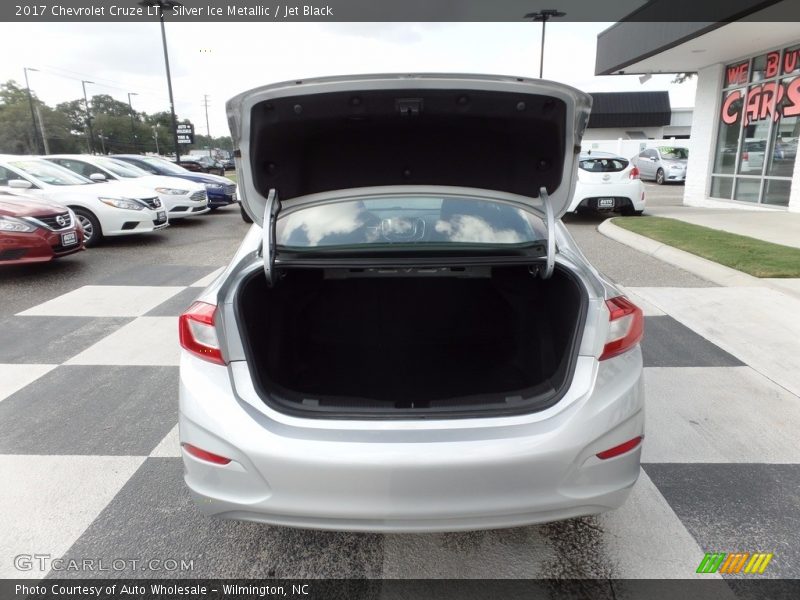 Silver Ice Metallic / Jet Black 2017 Chevrolet Cruze LT