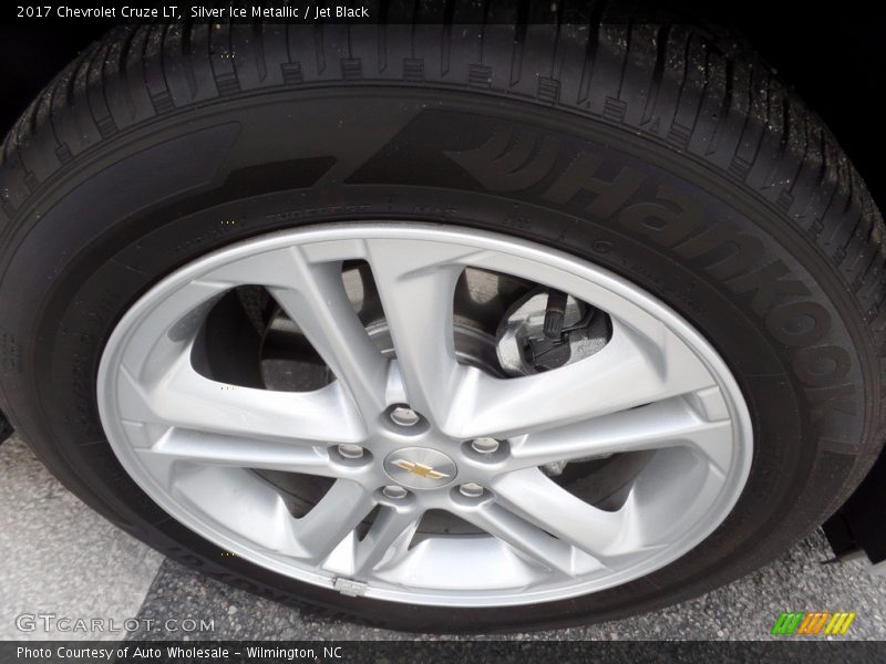 Silver Ice Metallic / Jet Black 2017 Chevrolet Cruze LT