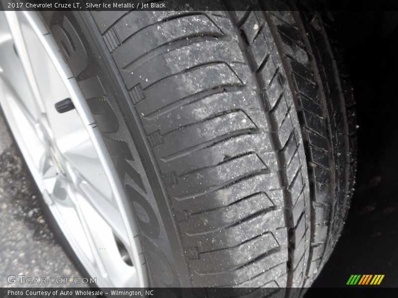 Silver Ice Metallic / Jet Black 2017 Chevrolet Cruze LT