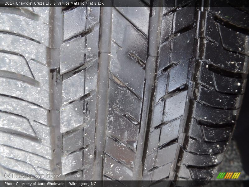 Silver Ice Metallic / Jet Black 2017 Chevrolet Cruze LT