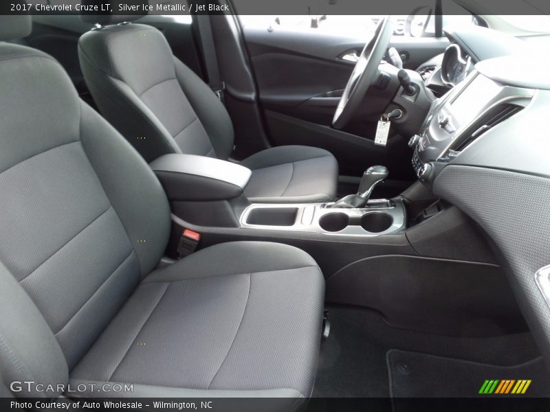 Silver Ice Metallic / Jet Black 2017 Chevrolet Cruze LT