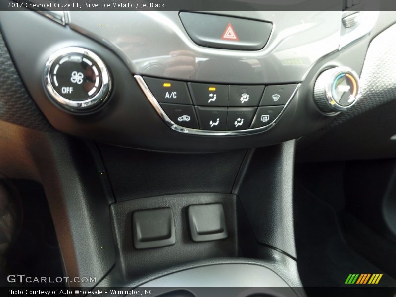Silver Ice Metallic / Jet Black 2017 Chevrolet Cruze LT