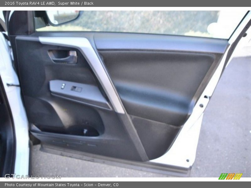 Super White / Black 2016 Toyota RAV4 LE AWD