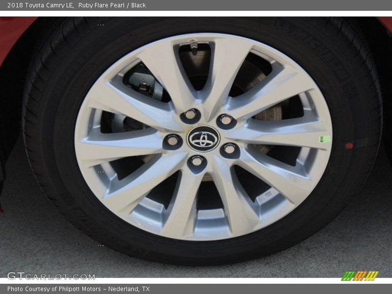 Ruby Flare Pearl / Black 2018 Toyota Camry LE