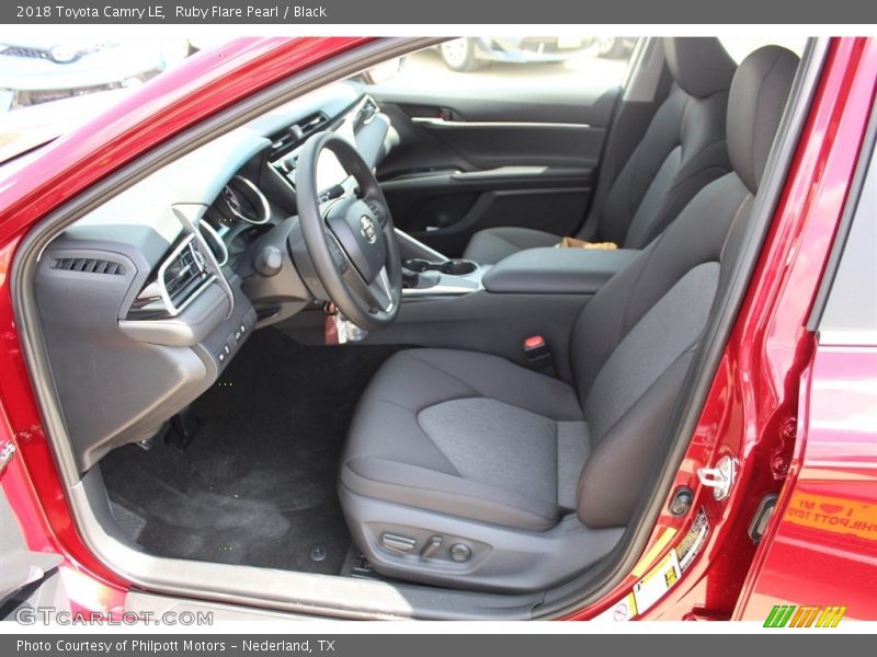 Ruby Flare Pearl / Black 2018 Toyota Camry LE