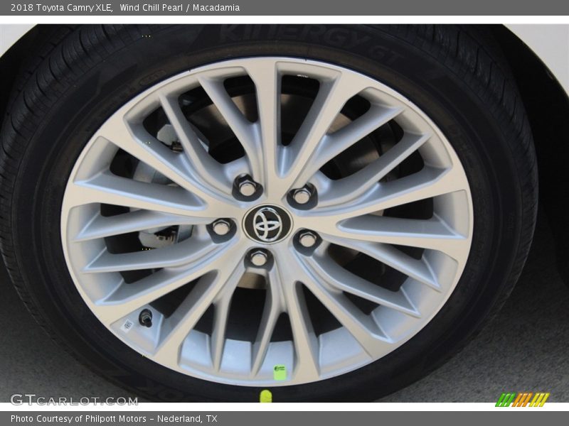 Wind Chill Pearl / Macadamia 2018 Toyota Camry XLE