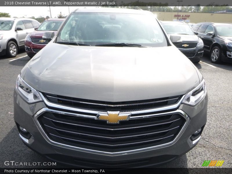 Pepperdust Metallic / Jet Black 2018 Chevrolet Traverse LT AWD