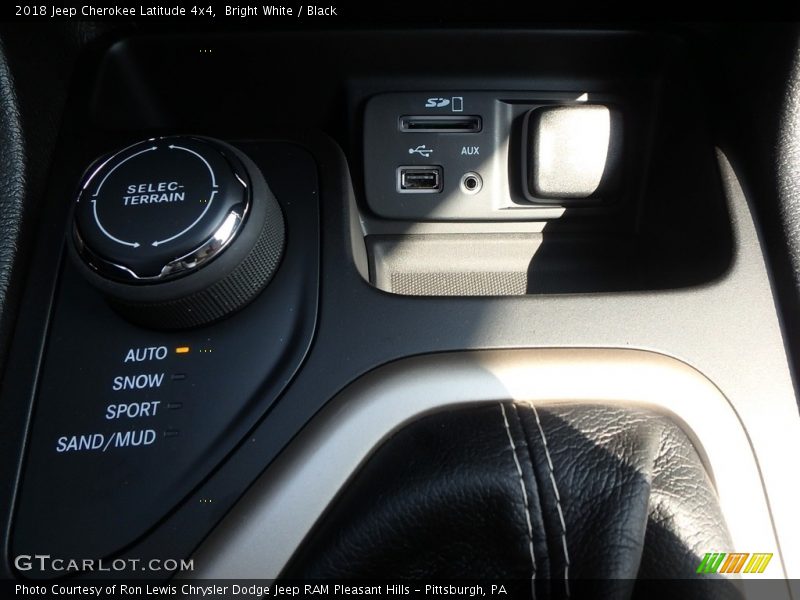 Bright White / Black 2018 Jeep Cherokee Latitude 4x4