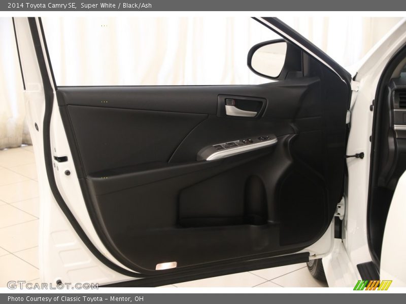 Super White / Black/Ash 2014 Toyota Camry SE
