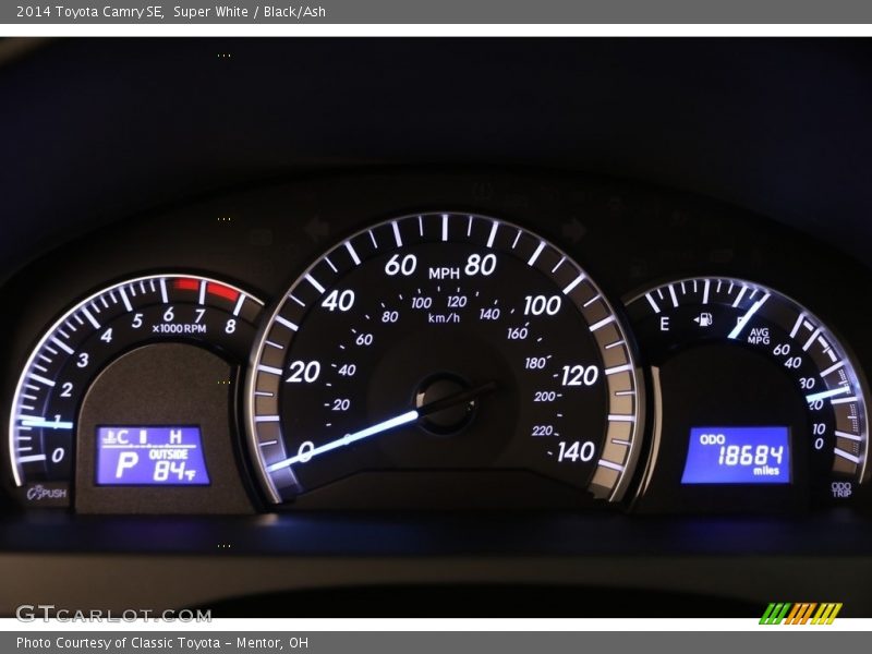 Super White / Black/Ash 2014 Toyota Camry SE
