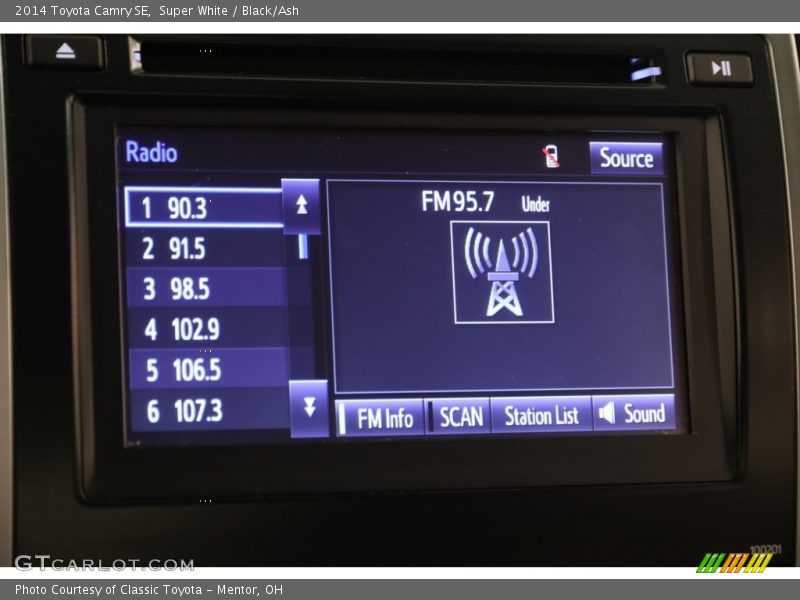 Super White / Black/Ash 2014 Toyota Camry SE