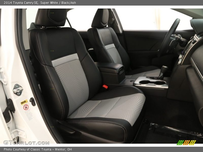 Super White / Black/Ash 2014 Toyota Camry SE