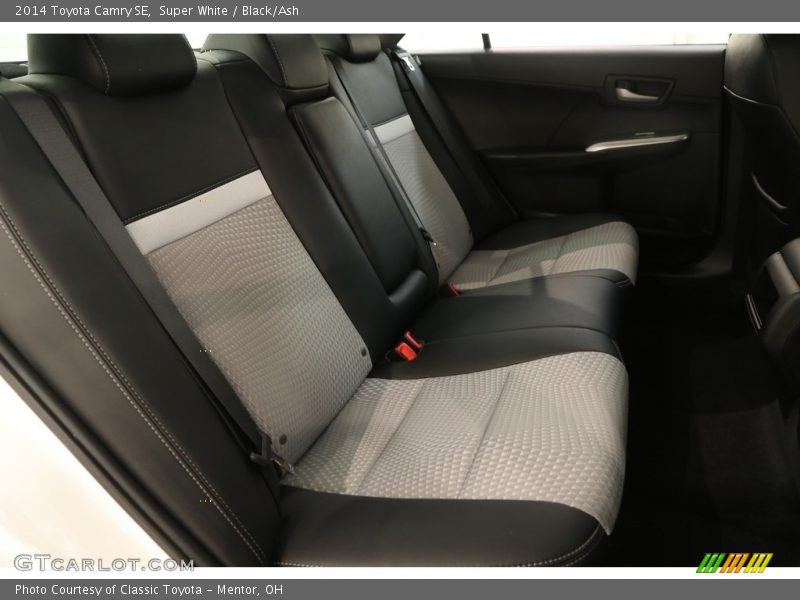 Super White / Black/Ash 2014 Toyota Camry SE