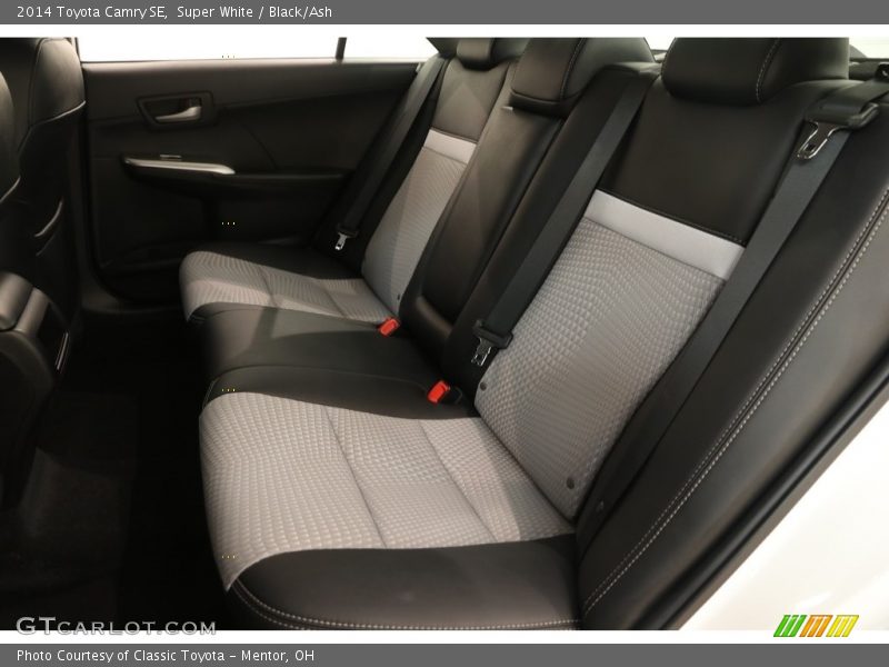 Super White / Black/Ash 2014 Toyota Camry SE