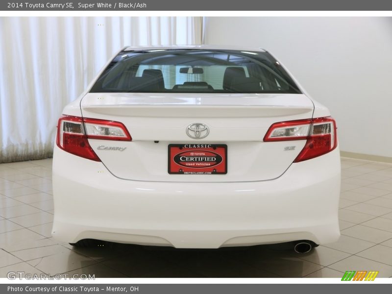 Super White / Black/Ash 2014 Toyota Camry SE