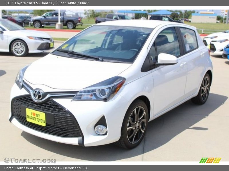 Super White / Black 2017 Toyota Yaris 5-Door SE