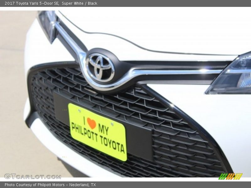 Super White / Black 2017 Toyota Yaris 5-Door SE