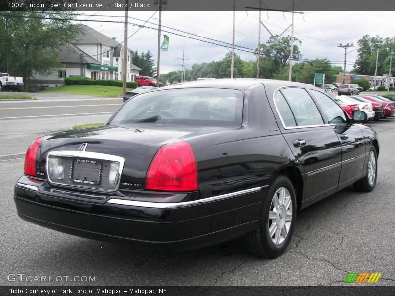 Black / Black 2007 Lincoln Town Car Executive L