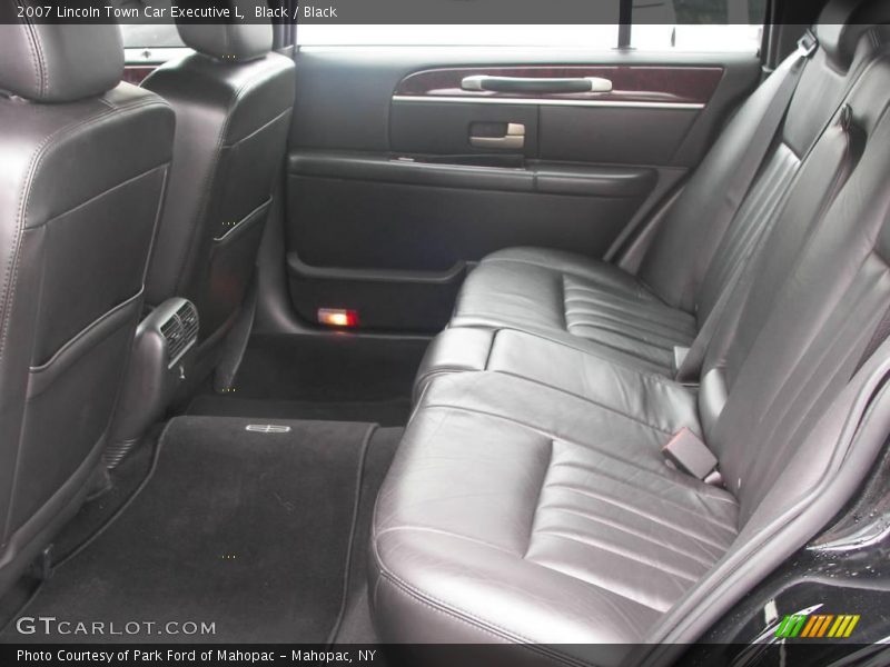 Black / Black 2007 Lincoln Town Car Executive L