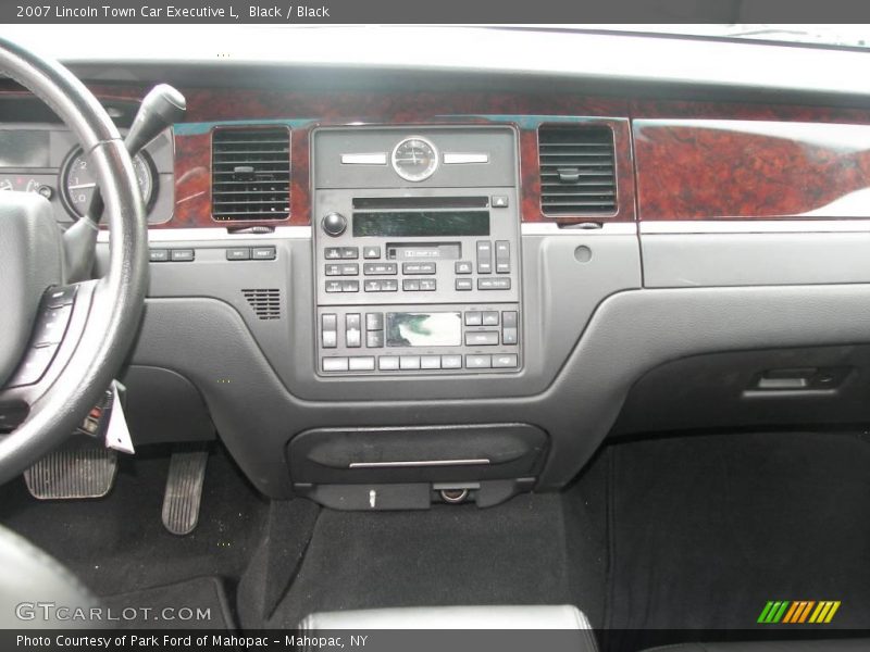 Black / Black 2007 Lincoln Town Car Executive L