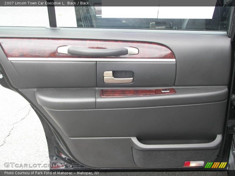 Black / Black 2007 Lincoln Town Car Executive L