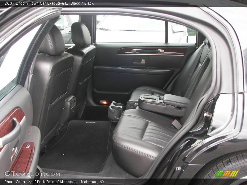 Black / Black 2007 Lincoln Town Car Executive L