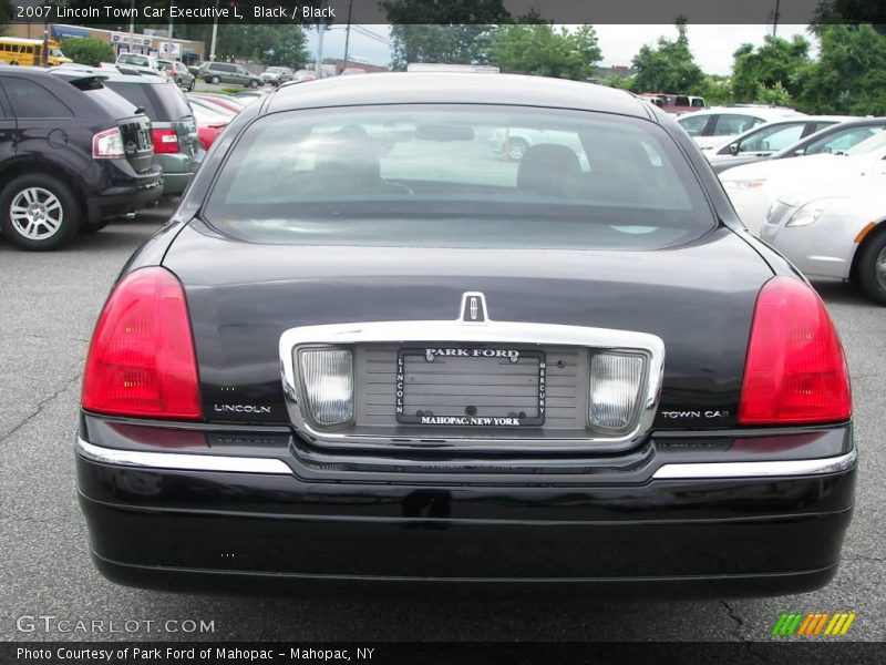 Black / Black 2007 Lincoln Town Car Executive L