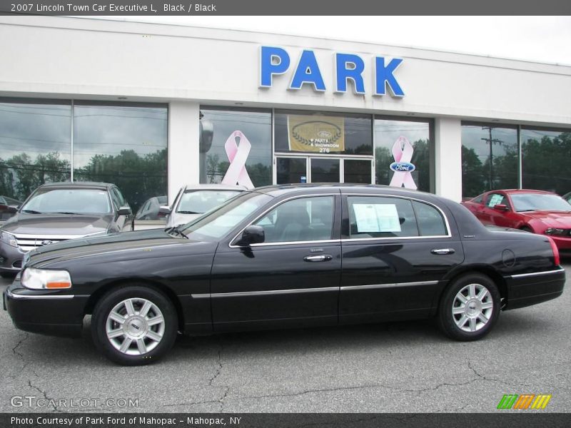 Black / Black 2007 Lincoln Town Car Executive L