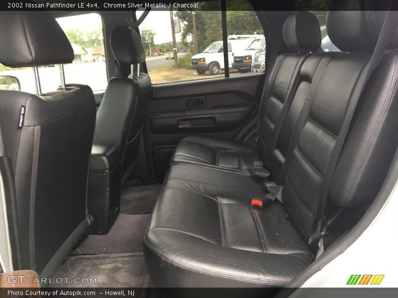 Chrome Silver Metallic / Charcoal 2002 Nissan Pathfinder LE 4x4