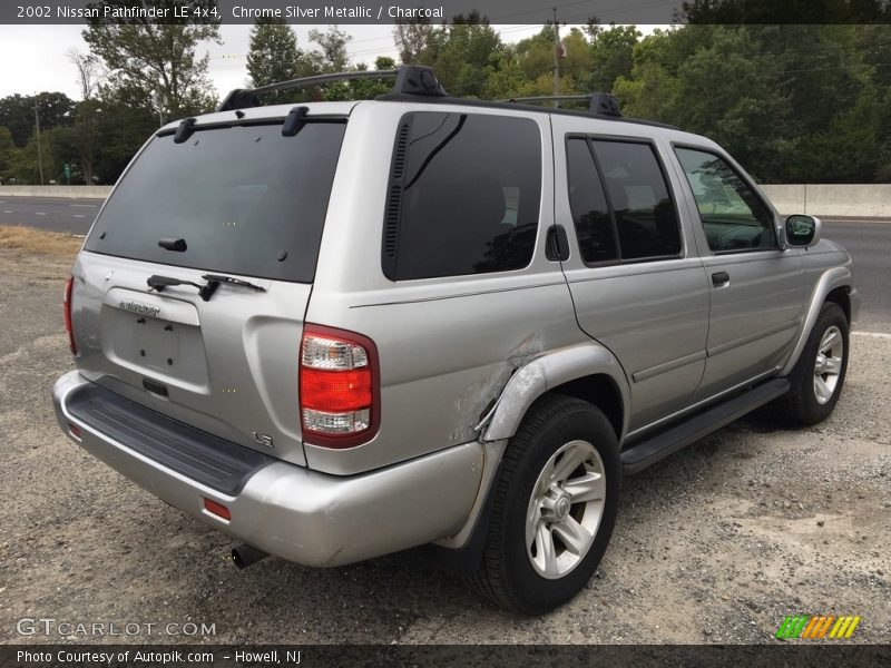 Chrome Silver Metallic / Charcoal 2002 Nissan Pathfinder LE 4x4