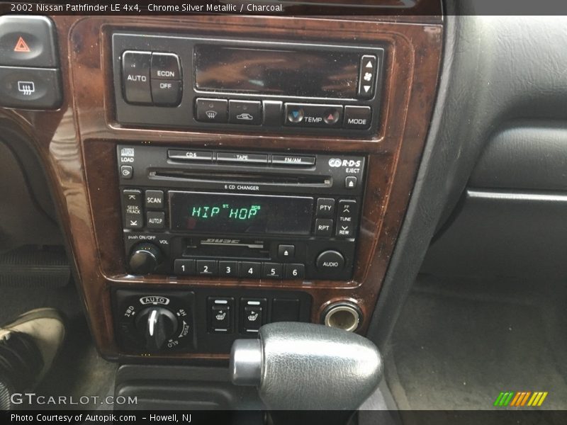 Chrome Silver Metallic / Charcoal 2002 Nissan Pathfinder LE 4x4