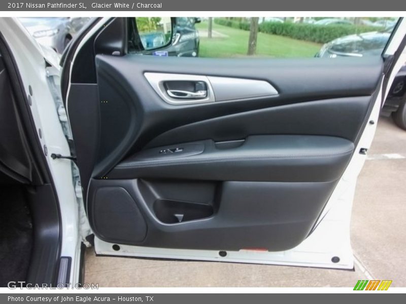 Glacier White / Charcoal 2017 Nissan Pathfinder SL