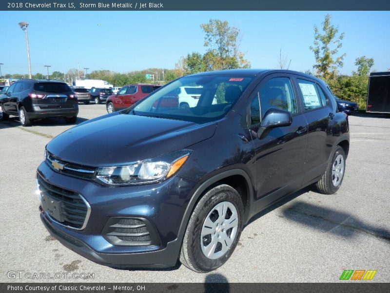 Front 3/4 View of 2018 Trax LS