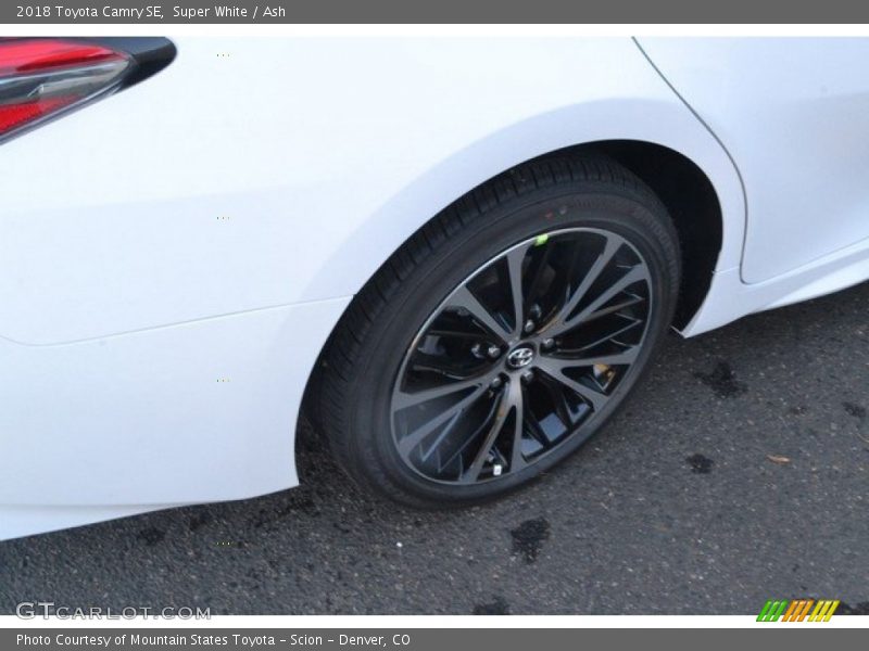 Super White / Ash 2018 Toyota Camry SE