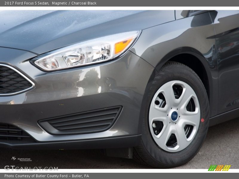 Magnetic / Charcoal Black 2017 Ford Focus S Sedan