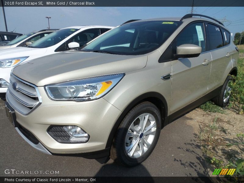 Front 3/4 View of 2018 Escape SE