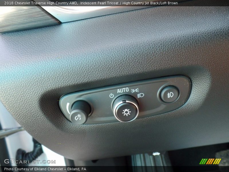 Iridescent Pearl Tricoat / High Country Jet Black/Loft Brown 2018 Chevrolet Traverse High Country AWD