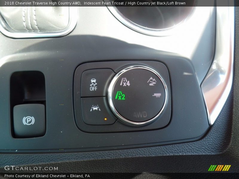 Iridescent Pearl Tricoat / High Country Jet Black/Loft Brown 2018 Chevrolet Traverse High Country AWD