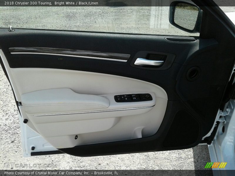 Bright White / Black/Linen 2018 Chrysler 300 Touring