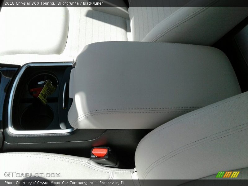 Bright White / Black/Linen 2018 Chrysler 300 Touring