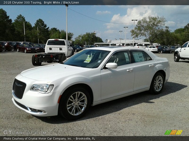 Bright White / Black/Linen 2018 Chrysler 300 Touring