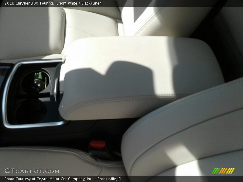 Bright White / Black/Linen 2018 Chrysler 300 Touring