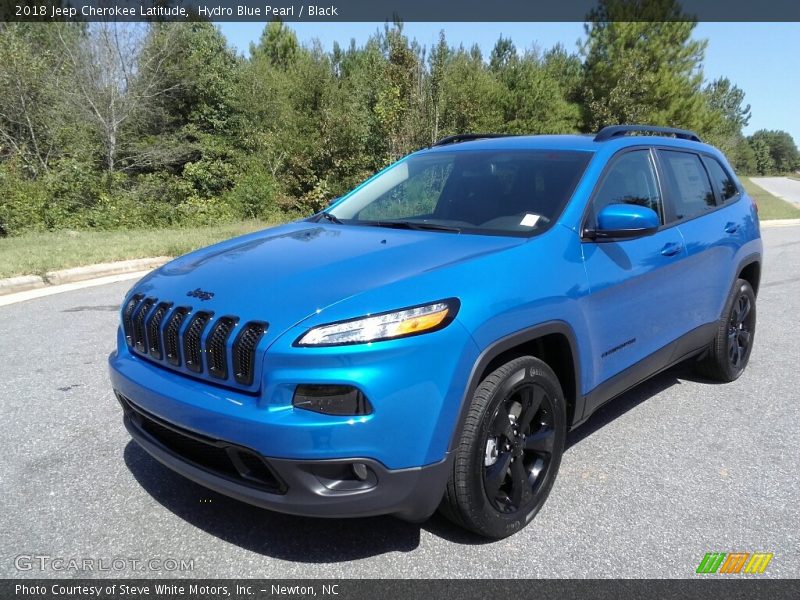 Front 3/4 View of 2018 Cherokee Latitude
